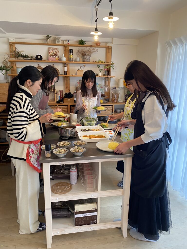 発酵料理教室で発酵カレーをみんなで盛り付けている写真です
