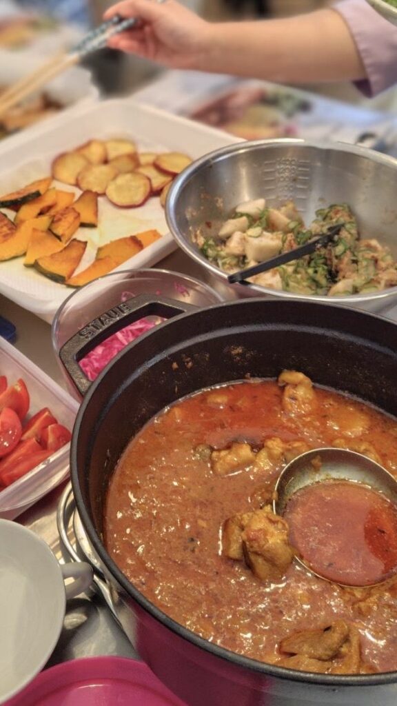 発酵チキンカレーを注いでいる写真です